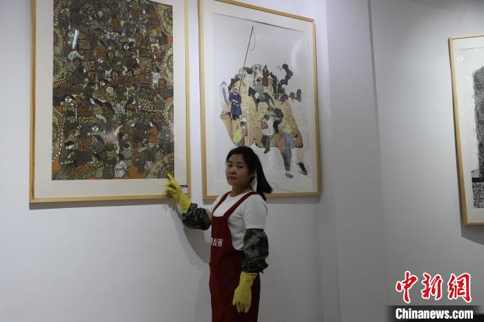 图为王秀春和入选第十三届全国美术作品《质变》。 张林虎 摄 图为王秀春和入选第十三届全国美术作品《质变》。 张林虎 摄